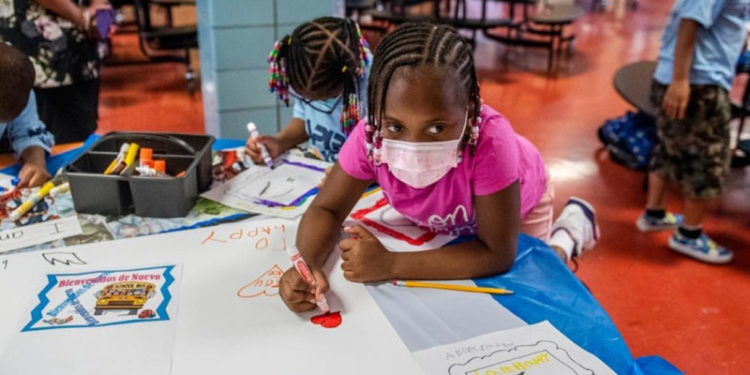 Florida'da Cumhuriyetçiler, velilerin sınıfı takip edebilmesi için öğretmenlerin mikrofon takmasını istiyor