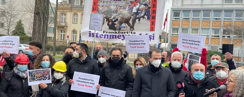 Frankfurt'ta protesto: "Madenci tekmeleyen ataşe istemiyoruz"