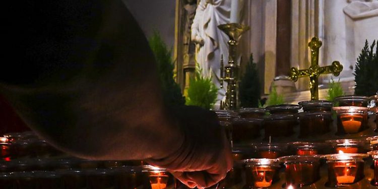 Fransa'da Katolik Kilisesi, dini görevlilerin cinsel istismarına uğrayan yüz binlerce çocuk için 20 milyon Euro tazminat fonu topladı