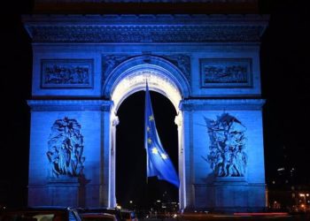 Fransa'da Zafer Takı'na asılan AB bayrağı kriz yarattı: 'Provokasyon ve aşağılama'