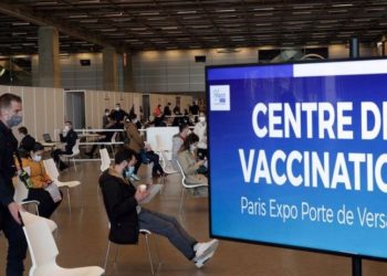 Fransa'da hatırlatma dozu yaptırmayan binlerce kişinin sağlık kartı iptal edildi