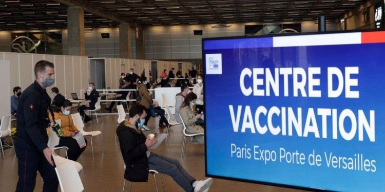 Fransa'da hatırlatma dozu yaptırmayan binlerce kişinin sağlık kartı iptal edildi