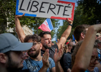 Fransa'da tartışmalı Covid-19 aşı sertifikası yasa tasarısı Meclisten geçti