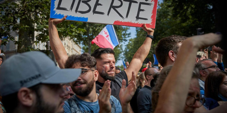 Fransa'da tartışmalı Covid-19 aşı sertifikası yasa tasarısı Meclisten geçti