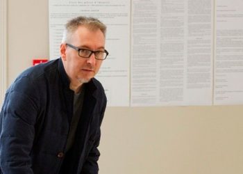 Fransa'nın denizaşırı bölgesinde uygulanacak Covid önlemine karşı çıkanlar milletvekiline yosunlarla saldırdı