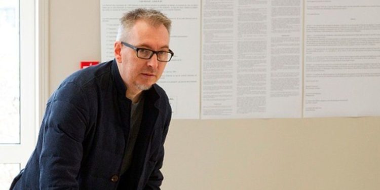 Fransa'nın denizaşırı bölgesinde uygulanacak Covid önlemine karşı çıkanlar milletvekiline yosunlarla saldırdı