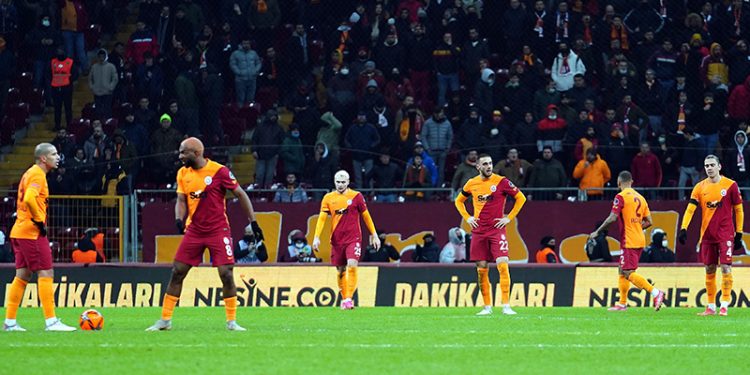 Galatasaray sonunu getiremiyor!