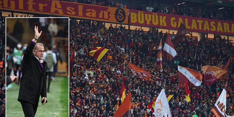 Galatasaray taraftarından protesto: Söylesene Fatih Hoca takım niye oynamıyor?