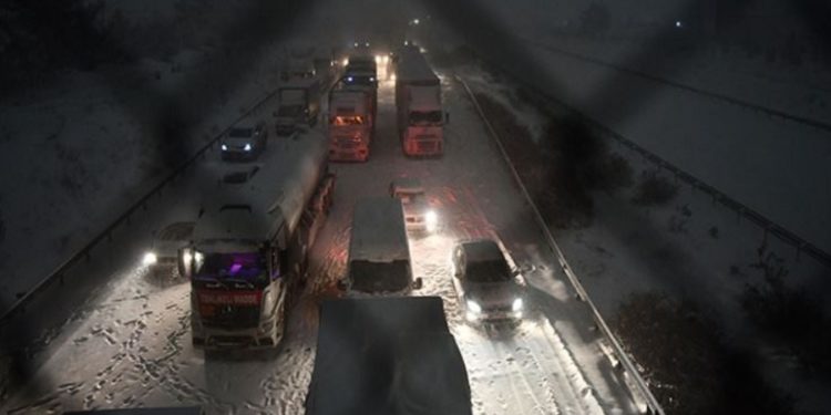 Gaziantep’te kar yağışı yolları kapattı, binlerce kişi mahsur kaldı