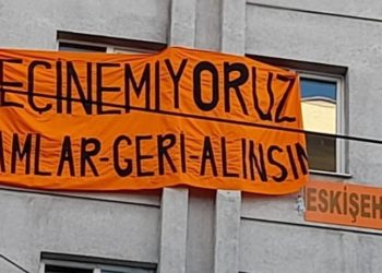 'Geçinemiyoruz' pankartı 45 dakikada indirildi