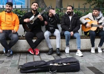 Gözaltına alınan sokak sanatçılarına sözlü ve fiziki şiddet