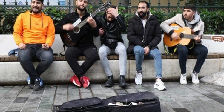 Gözaltına alınan sokak sanatçılarına sözlü ve fiziki şiddet