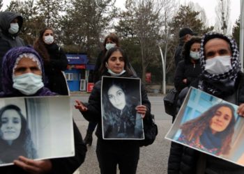 Gülistan Doku'nun ailesi Dersim Adliyesi önünde oturma eylemi başlattı