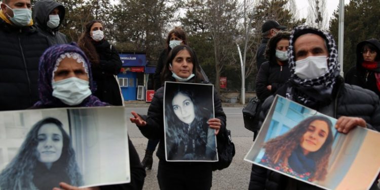 Gülistan Doku'nun ailesi Dersim Adliyesi önünde oturma eylemi başlattı