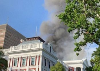 Güney Afrika Parlamentosu'nda yangın çıktı