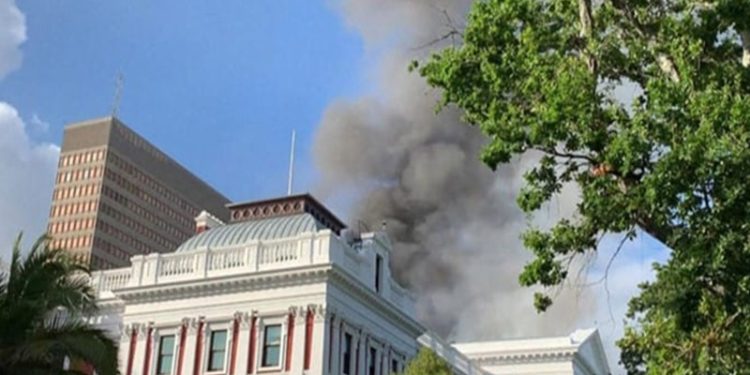 Güney Afrika Parlamentosu'nda yangın çıktı