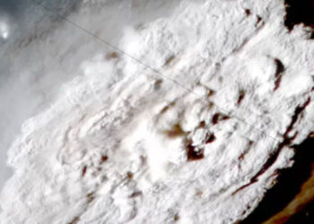 Güney Pasifik'teki dev volkan patlaması sonucu, ada ülkesi Tonga'ya tsunami dalgaları ulaştı