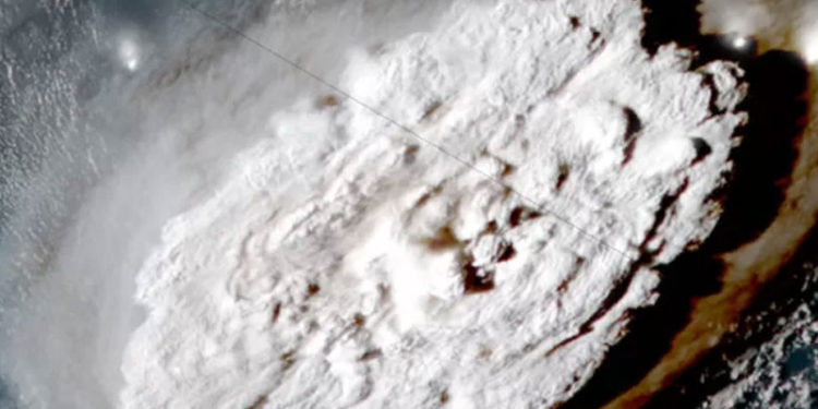 Güney Pasifik'teki dev volkan patlaması sonucu, ada ülkesi Tonga'ya tsunami dalgaları ulaştı