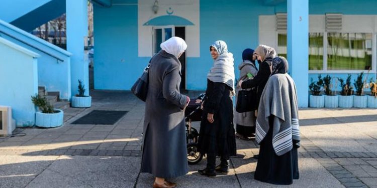 Halle'de camiye pompalı tüfekle ateş açıldı