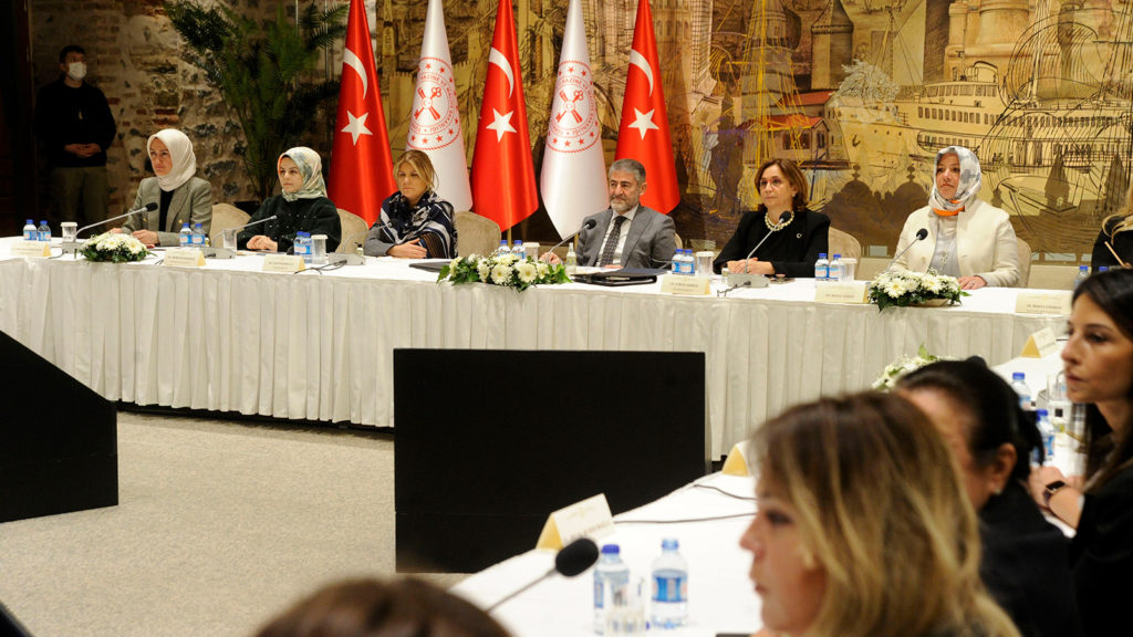 Hazine ve Maliye Bakanı Nebati, iş dünyasının kadın temsilcileriyle bir araya geldi