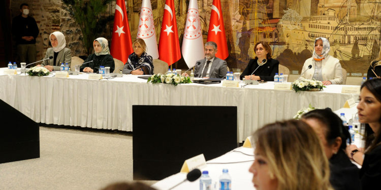 Hazine ve Maliye Bakanı Nebati, iş dünyasının kadın temsilcileriyle bir araya geldi
