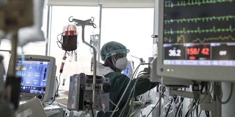 Hemşireyle inatlaşan tekniker hastanın oksijen bağlantısını kesti