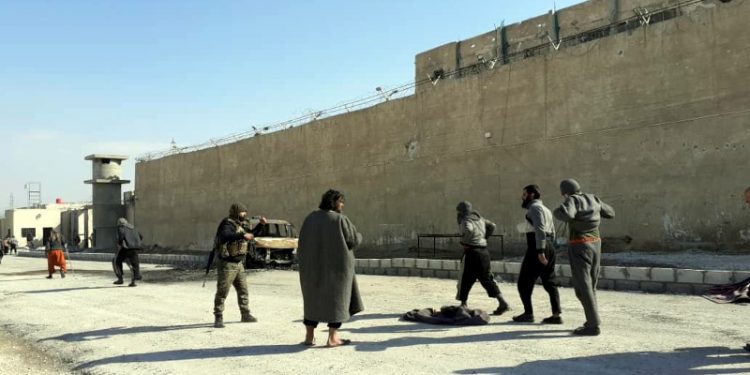 Hesekê’de sıkıştırılan IŞİD'liler teslim olmaya başladı