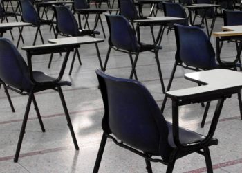 Hindistan'da başörtülü öğrenciler sınıfa alınmadı; dersi kapıdan dinlemek zorunda kaldılar