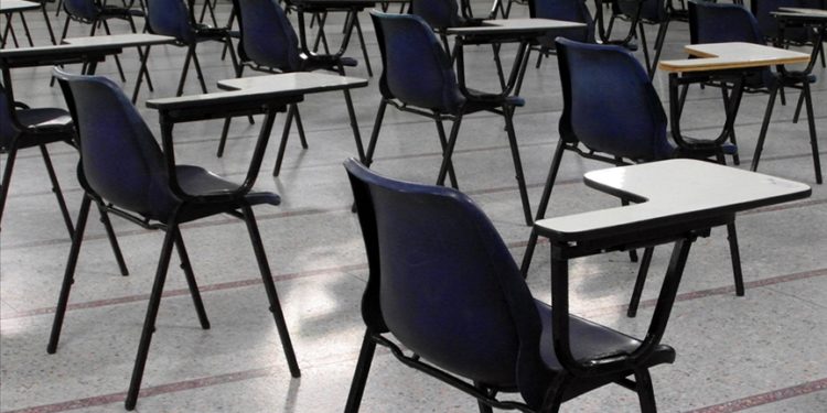 Hindistan'da başörtülü öğrenciler sınıfa alınmadı; dersi kapıdan dinlemek zorunda kaldılar