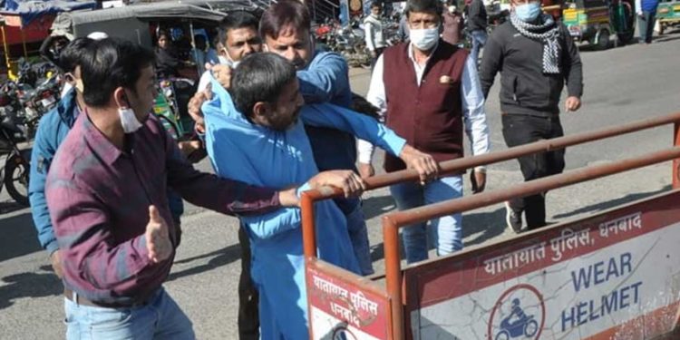 Hindistan’da Müslüman gence işkence; Prof. Swain: “Bu aptallar Hinduysa ben Hindu olmayı reddediyorum”