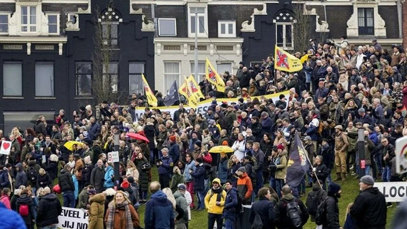 Hollanda’da Covid-19 kısıtlamaları protesto edildi