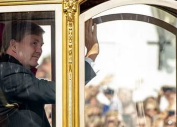 Hollanda Kralı Willem-Alexander 'kölelik çağrışımı' nedeniyle altın arabayı kullanmayacak