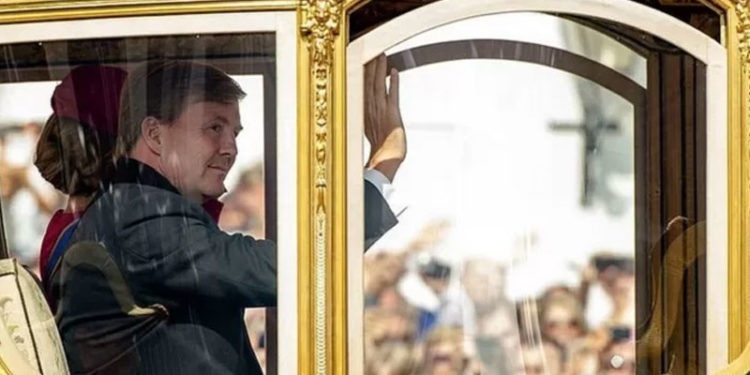 Hollanda Kralı Willem-Alexander 'kölelik çağrışımı' nedeniyle altın arabayı kullanmayacak