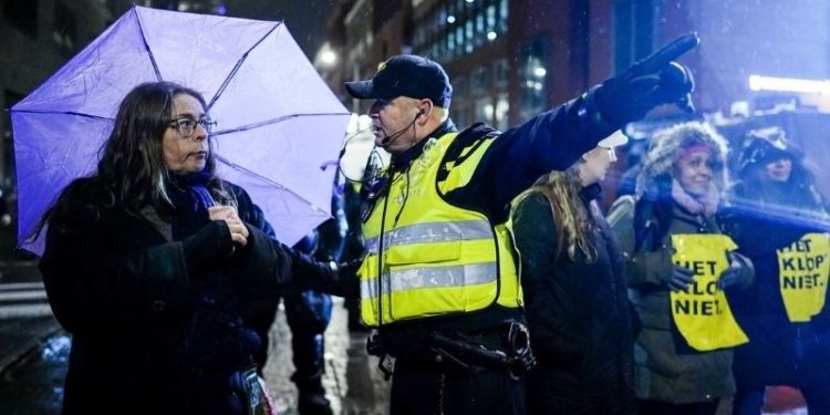 Hollanda'da Covid-19 kısıtlamaları halkı sokağa döktü