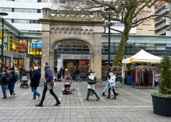 Hollanda'da Covid-19 kısıtlamaları kademeli olarak kaldırılıyor