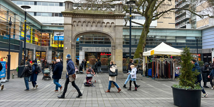 Hollanda'da Covid-19 kısıtlamaları kademeli olarak kaldırılıyor