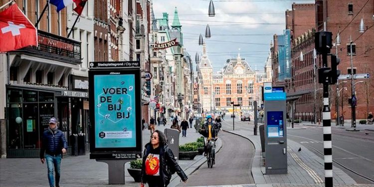 Hollanda'da Covid-19 kısıtlamaları yavaş yavaş kaldırılıyor