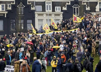 Hollanda’da Covid-19 kısıtlamaları protesto edildi