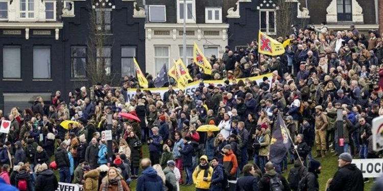 Hollanda’da Covid-19 kısıtlamaları protesto edildi