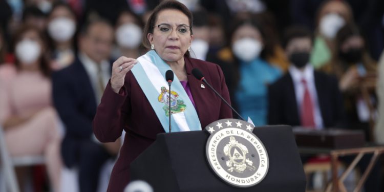 Honduras'ın ilk kadın Devlet Başkanı Castro, yemin ederek göreve başladı