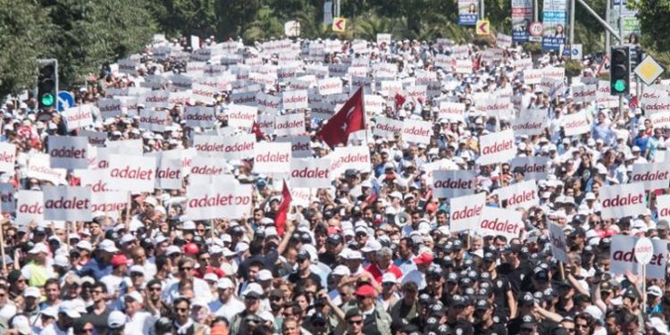 'Hukuk devleti'nin işleyişinden memnun olmayanların oranı yüzde 50’yi aştı