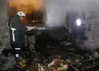 Hırsızlar girdikleri evi, içinde üç çocuk varken ateşe verdi