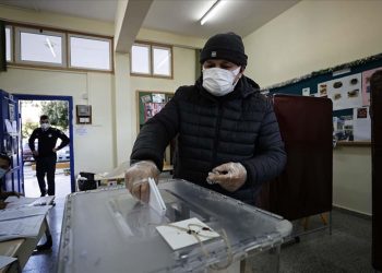 KKTC'de halk erken genel seçim için sandık başında