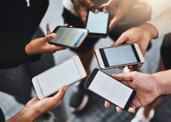 KONDA anketi: Troller lüks saysa da her 10 yetişkinden 9'unda akıllı telefon var