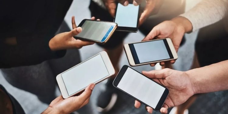 KONDA anketi: Troller lüks saysa da her 10 yetişkinden 9'unda akıllı telefon var