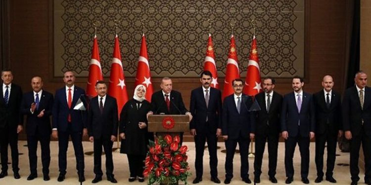 Kabineye bakan dayanmıyor; yılda ortalama 2 bakanın görevine son verildi