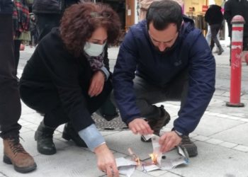 Kadık&ouml;y&rsquo;de zam protestosu: Faturayı yaktık geri d&ouml;n&uuml;ş yok