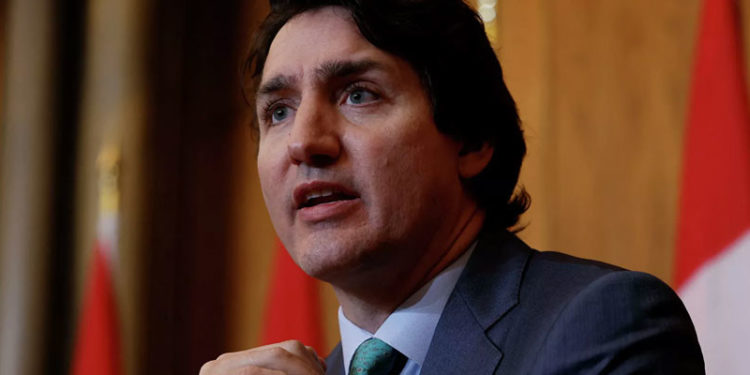 Kanada Başbakanı Trudeau'dan uçakta maskesiz parti yapan ünlülere: Aptallar