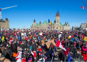 Kanada'da kamyon şoförlerinden aşı zorunluluğuna tepki; metreler süren konvoyla protesto yapıldı