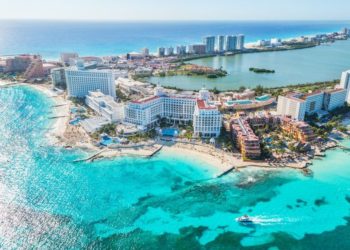 Kanada'dan Meksika'ya giden uçakta parti veren influencer'lar tepki çekti; Trudeau "Aptallar" dedi